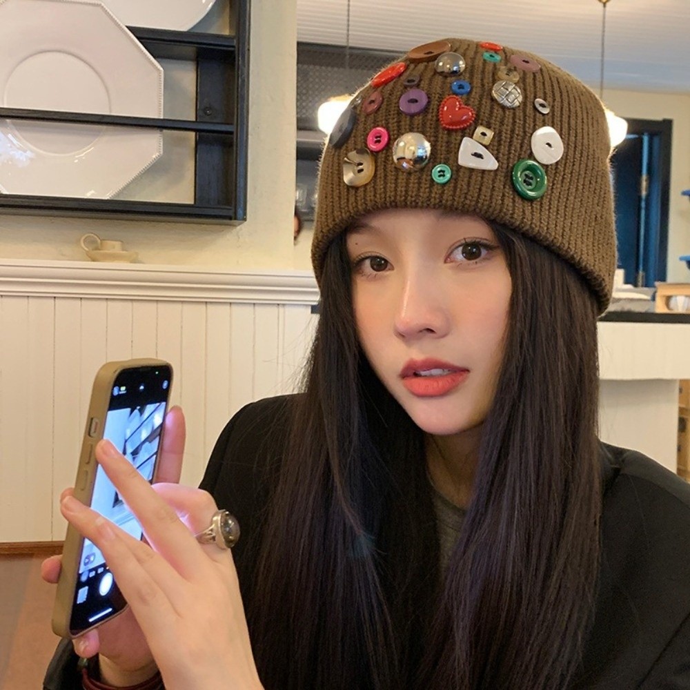 Beanie Cuffed Knit - カラフルなボタン付きビーニーハット 不規則なボタン装飾の折り返し付きニット帽 暖かい防寒プルオーバースタイル 個性的な防寒帽子